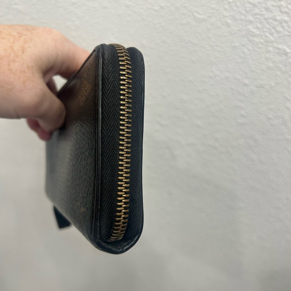 Gucci Black Zippy Wallet with Gold Bee and Star Design - Picture 3 of 10